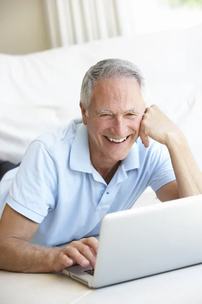 Uomo anziano utilizzando computer portatile — Foto Stock
