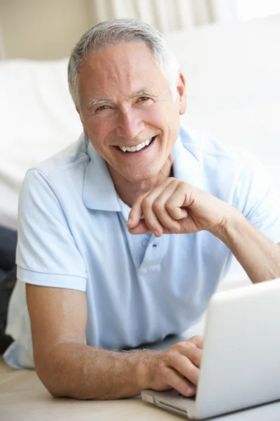 Старший мужчина с помощью ноутбука — стоковое фото