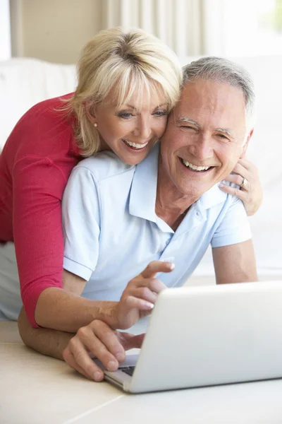 Seniorenpaar Auf Ihrem Laptop — Stockfoto