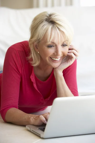 Femme d'âge moyen sur son ordinateur portable — Photo