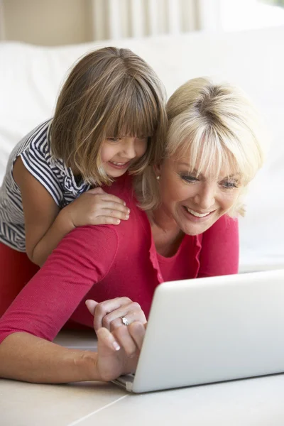 Mulher Meia Idade Com Jovem Usando Computador Portátil — Fotografia de Stock