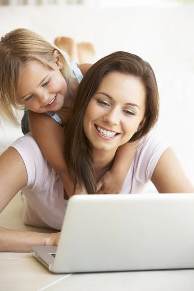 使用笔记本电脑与女孩在一起的年轻妇女 — 图库照片