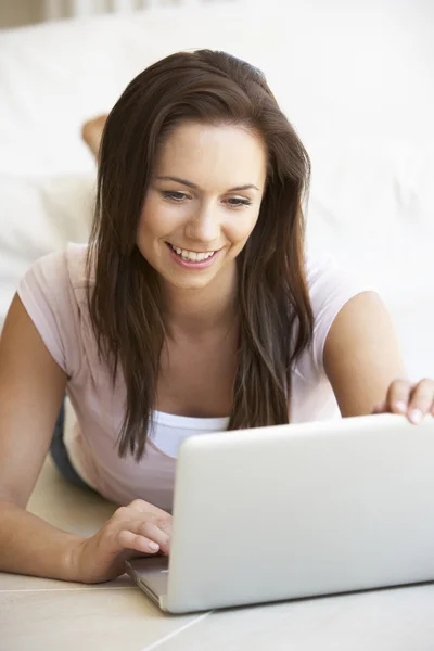 Jonge vrouw op haar laptopcomputer — Stockfoto