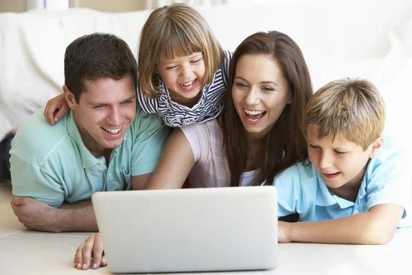 Młodzi Rodzice Dziećmi Laptopie — Zdjęcie stockowe