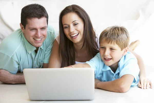 Pais Jovens Com Criança Computador Portátil — Fotografia de Stock