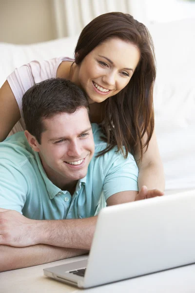 在便携式计算机上的年轻夫妇 — 图库照片