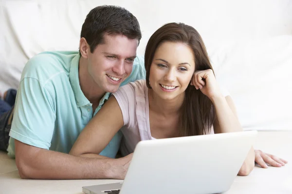 Jovem casal no computador portátil — Fotografia de Stock