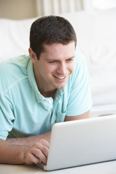 若い男が彼のラップトップ コンピューターに — ストック写真