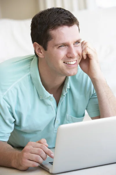 그의 노트북 컴퓨터에 젊은 남자 — 스톡 사진
