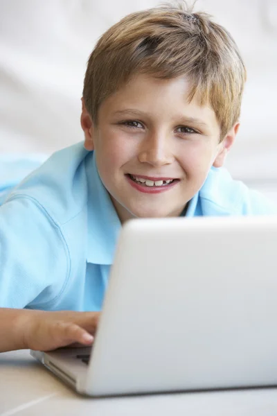 小男孩在他的笔记本电脑上 — 图库照片