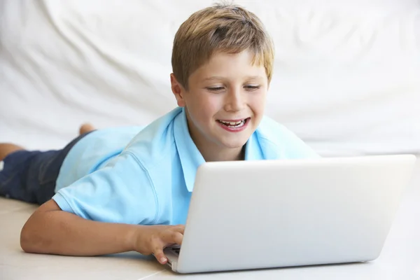 Młody Chłopak Swoim Laptopie — Zdjęcie stockowe
