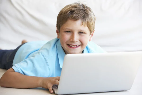 Giovane ragazzo sul suo computer portatile — Foto Stock