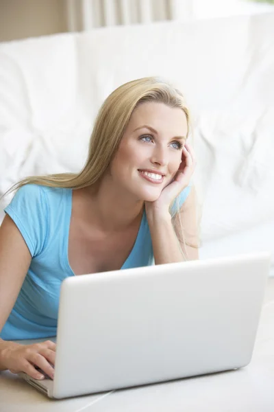 Ung kvinna på hennes bärbara dator — Stockfoto