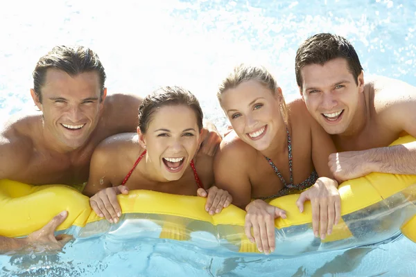 Grup Genç Arkadaşlar Havuzda Eğleniyor — Stok fotoğraf