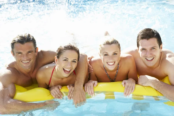Группа молодых друзей развлекается в бассейне — стоковое фото
