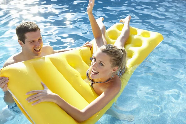 Junges Paar Hat Spaß Pool — Stockfoto