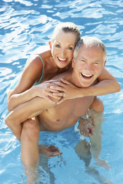 プールで楽しんでいる年配のカップル — ストック写真