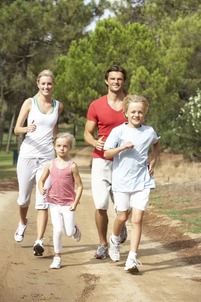 Famiglia che corre sul sentiero nel parco — Foto Stock