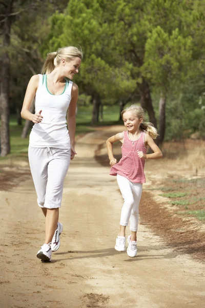 Mutter und Tochter rennen in Park — Stockfoto