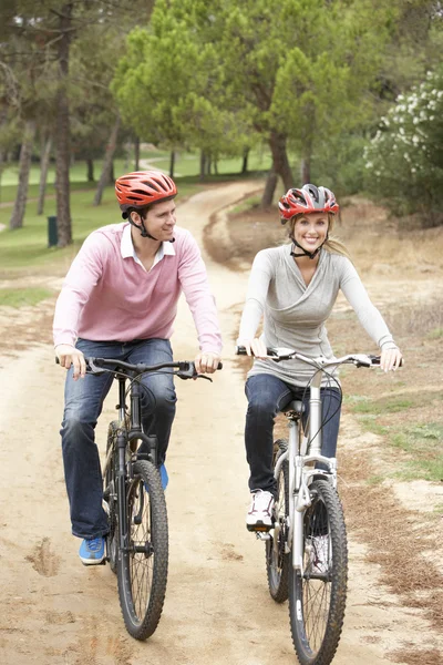 공원에서 자전거를 타는 부부 — 스톡 사진