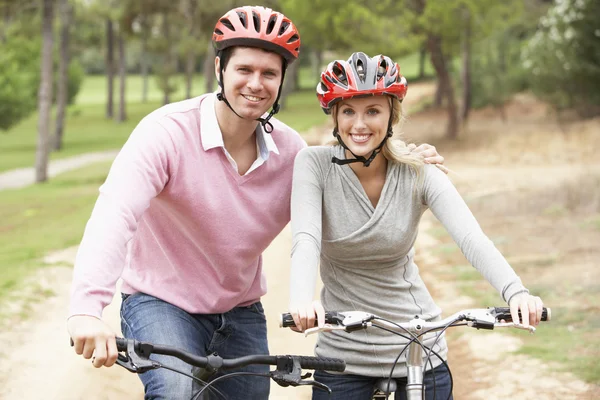 Couple à vélo dans le parc — Photo
