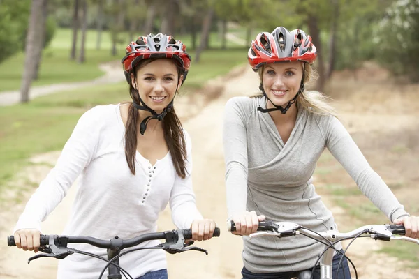 Duas Amigas Andar Bicicleta Parque — Fotografia de Stock