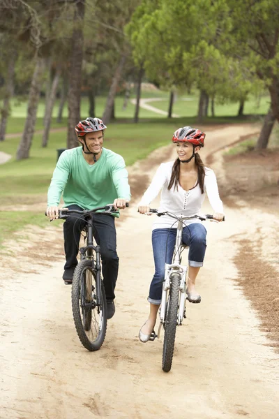 Couple Vélo Dans Parc — Photo
