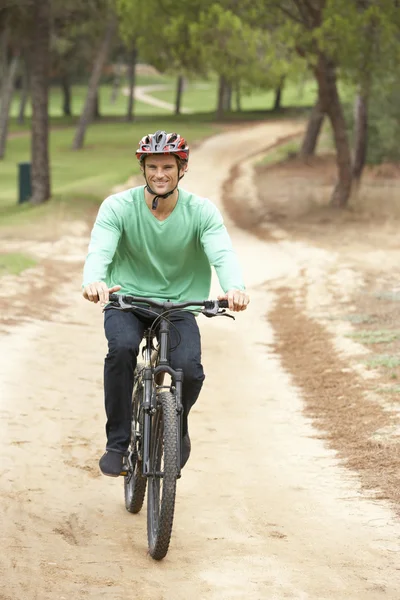 Man fietsten in park — Stockfoto