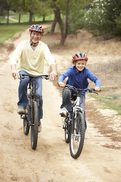 祖父と孫公園で自転車に乗って — ストック写真