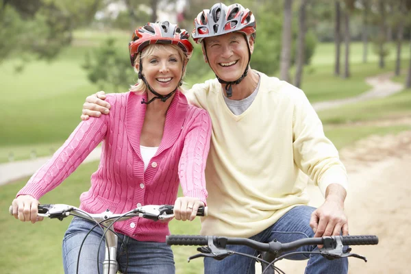 在公园高级夫妇骑自行车 — 图库照片