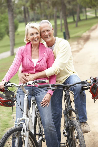 在公园高级夫妇骑自行车 — 图库照片