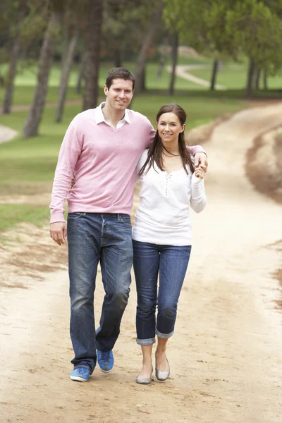 ロマンチックなカップルは公園で散歩を楽しんで — ストック写真