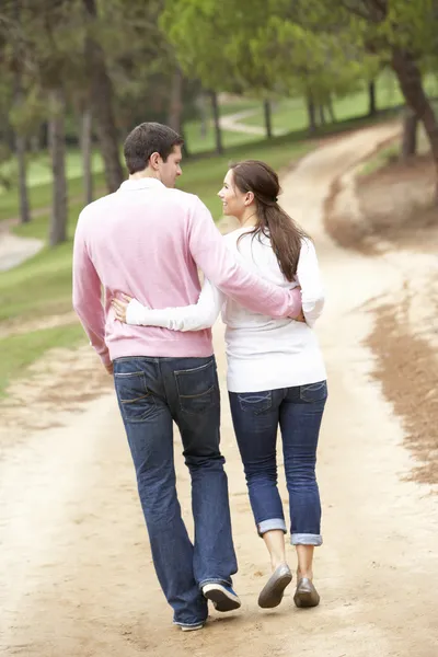 Couple Romantique Profitant Une Promenade Dans Parc — Photo