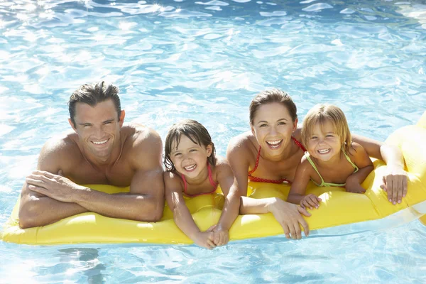 Junge Familie, Eltern mit Kindern, im Pool Stockbild