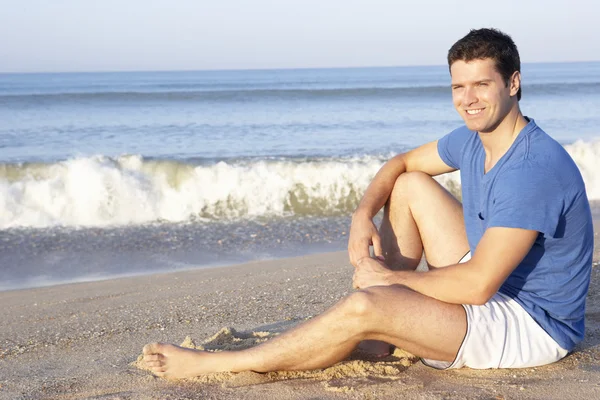 Hombre sentado en la playa relajante —  Fotos de Stock