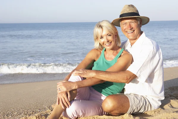 Idősebb pár ül beach pihentető — Stock Fotó