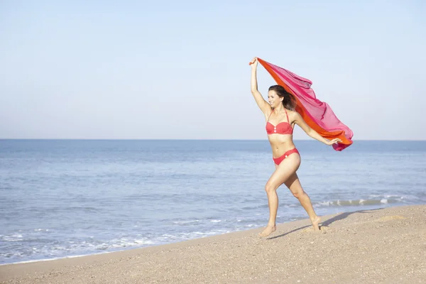젊은 여성이 해변에서 실행 — 스톡 사진