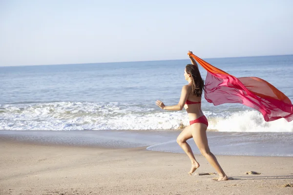 Plajda çalışan genç bir kadın — Stok fotoğraf