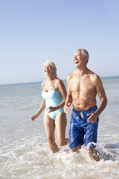 Старшая пара на пляжном отдыхе — стоковое фото