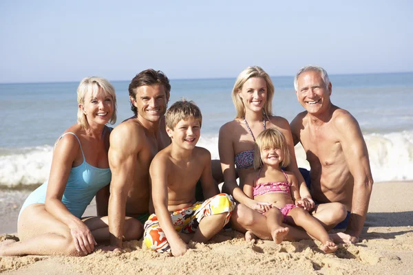 Trois générations de pose familiale sur la plage — Photo