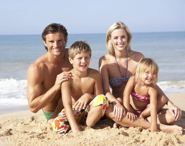 Νέοι οικογένεια θέτουν στην παραλία — Φωτογραφία Αρχείου