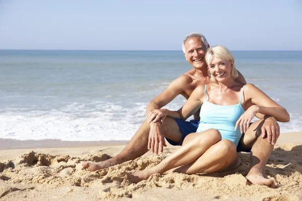 Старша пара на пляжному відпочинку — стокове фото