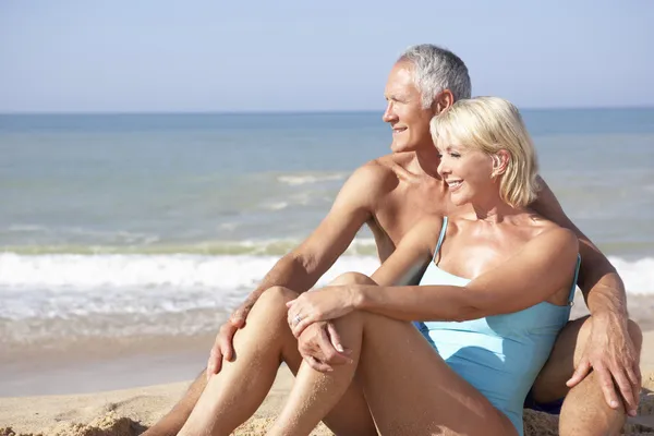 Seniorenpaar im Strandurlaub — Stockfoto