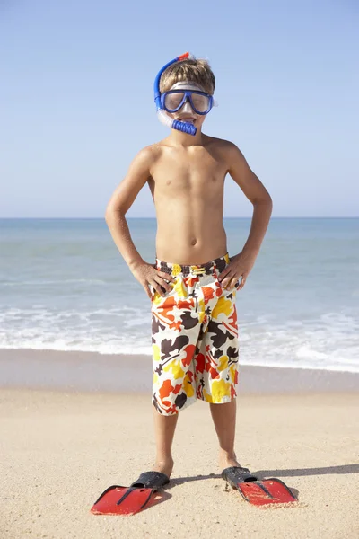 Маленький мальчик позирует на пляже — стоковое фото