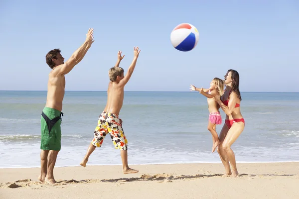 Giovane famiglia gioca sulla spiaggia — Foto Stock