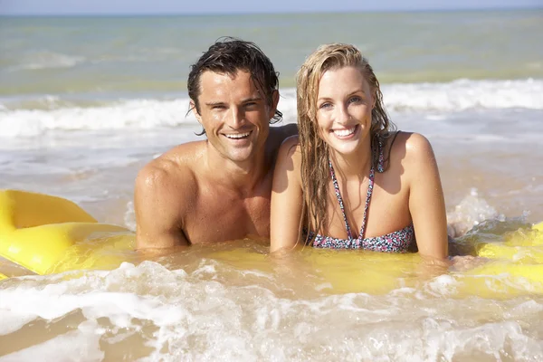 Jovem casal em férias na praia — Fotografia de Stock