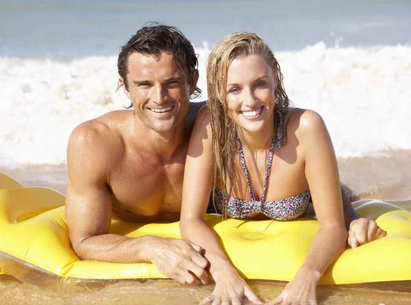 Νεαρό ζευγάρι για διακοπές στην παραλία — Φωτογραφία Αρχείου