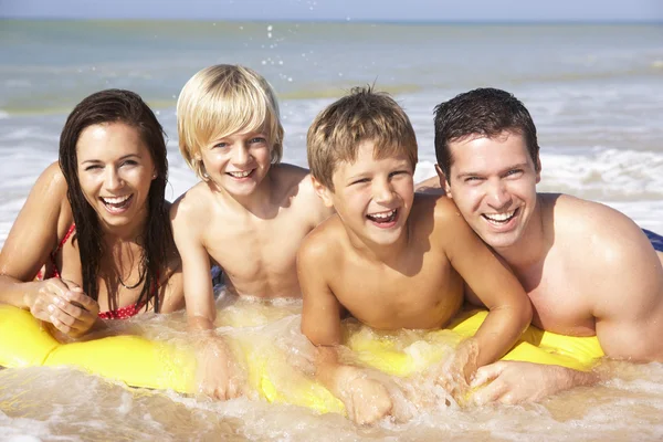 Jonge familie pose op strand — Stockfoto