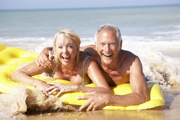 Starszy para na wakacje — Zdjęcie stockowe