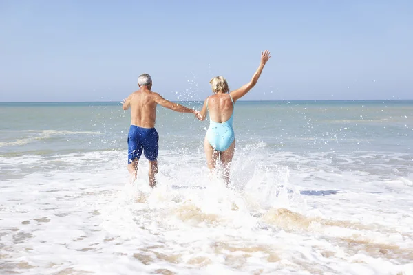 Casal sênior em férias na praia — Fotografia de Stock